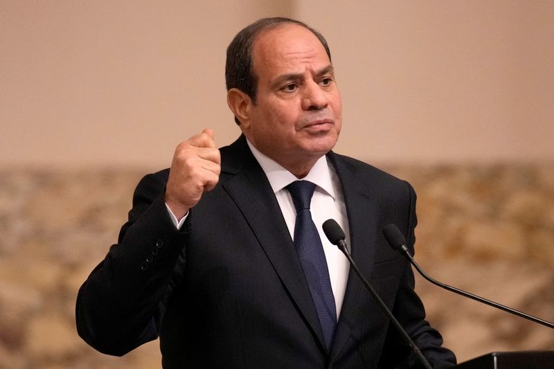 &copy; Reuters. الرئيس المصري عبد الفتاح السيسي خلال مؤتمر صحفي بالقاهرة يوم 25 أكتوبر تشرين الأول2023. صورة لرويترز من ممثل لوكالات الأنباء.