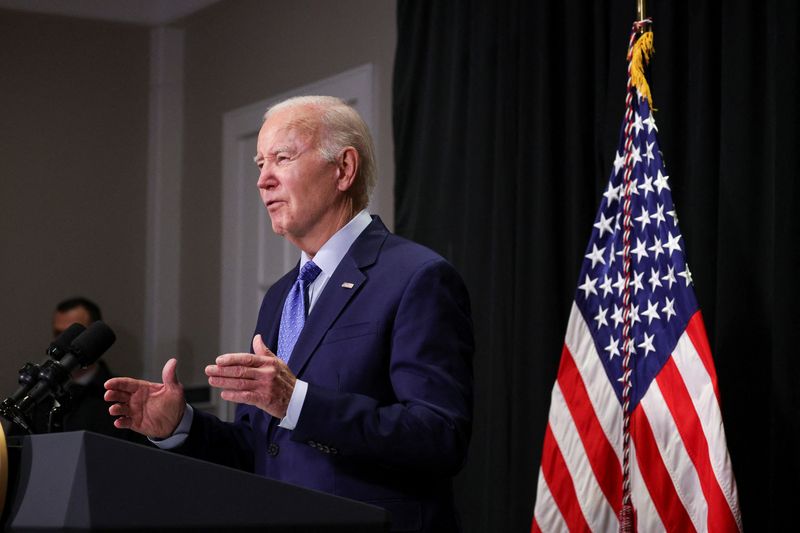 &copy; Reuters. El presidente de Estados Unidos, Joe Biden, pronuncia un discurso tras el acuerdo de intercambio de rehenes y prisioneros entre Hamás e Israel, durante una rueda de prensa en Nantucket, Massachusetts, Estados Unidos. 26 de noviembre de 2023. REUTERS/Tom 