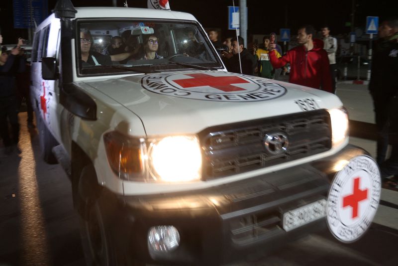 &copy; Reuters. سيارة تابعة للجنة الدولية للصليب الأحمر تصل إلى حدود رفح ضمن جزء من قافلة تحمل رهائن لدى حركة المقاومة الإسلامية (حماس) وسط صفقة تبادل الرها