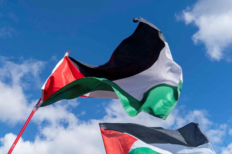 &copy; Reuters. FOTO DE ARCHIVO: Banderas palestinas ondean sobre una manifestación celebrada por Musulmanes Estadounidenses por Palestina pidiendo un alto el fuego en Gaza cerca del Monumento a Washington en Washington, Estados Unidos. 21 de octubre de 2023.  REUTERS/B