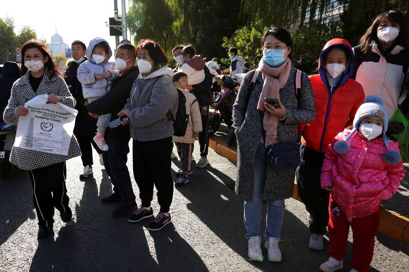 &copy; Reuters. 　１１月２６日、中国保健当局は、呼吸器系疾患の急増に対処するため、発熱クリニックの数を増やすよう地方当局に要請した。北京で２４日撮影（２０２３年　ロイター/Florence Lo）