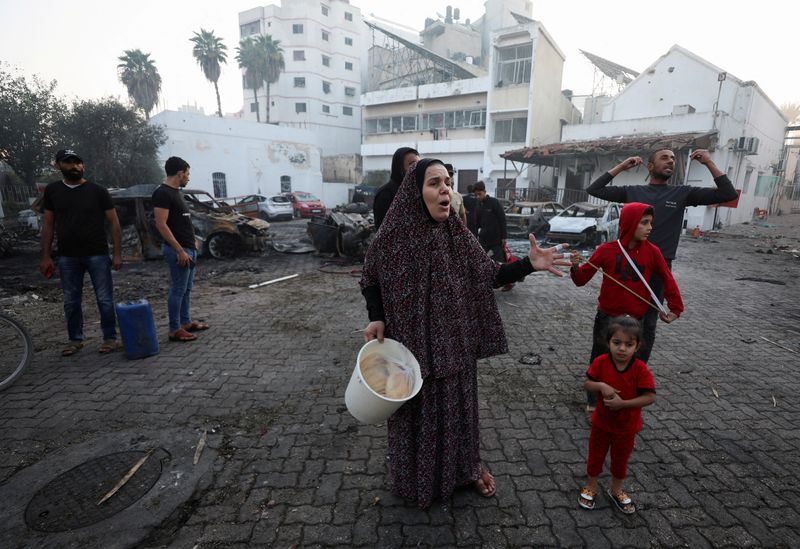 &copy; Reuters. فلسطينيون تبدو عليهم علامات الحزن في يوم 18 أكتوبر تشرين الأول 2023 عقب الانفجار الذي وقع في المستشفى الأهلي المعمداني في غزة . تصوير : محمد الم