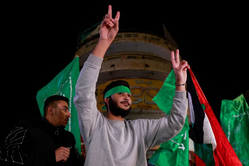 &copy; Reuters. أحد الأسرى الفلسطينيين المفرج عنهم يرفع يده بعلامة النصر عقب إطلاق سراحه من سجن عوفر الإسرائيلي في رام الله بالضفة الغربية يوم الأحد ضمن ات