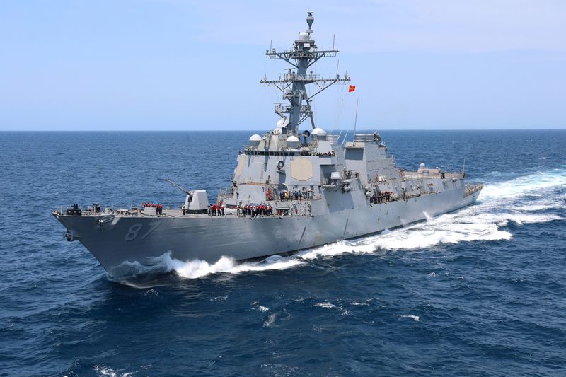 © Reuters. FILE PHOTO: The U.S. Navy guided-missile destroyer USS Mason pulls alongside a fleet replenishment oiler in the Atlantic Ocean, July 17, 2021.  U.S. Navy/Bill Mesta/Handout via REUTERS