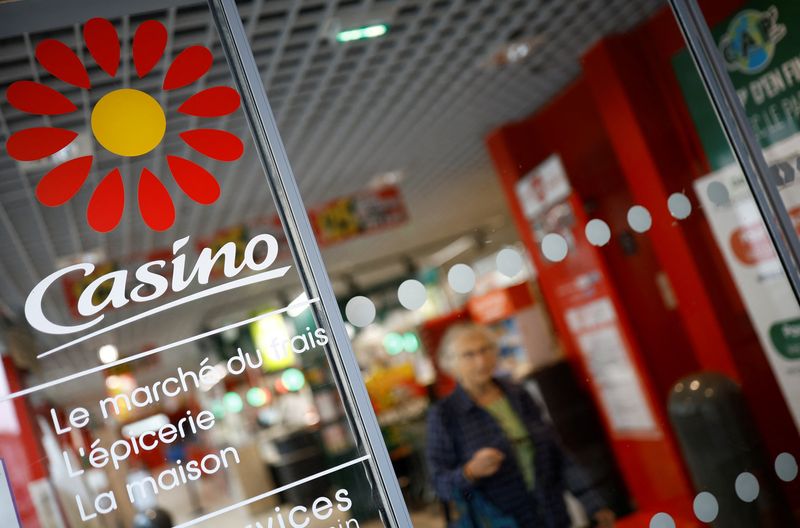 &copy; Reuters. Le logo du détaillant français Casino photographié à l'extérieur d'un supermarché à Nantes. /Photo prise le 27 juillet 2023/REUTERS/Stéphane Mahé