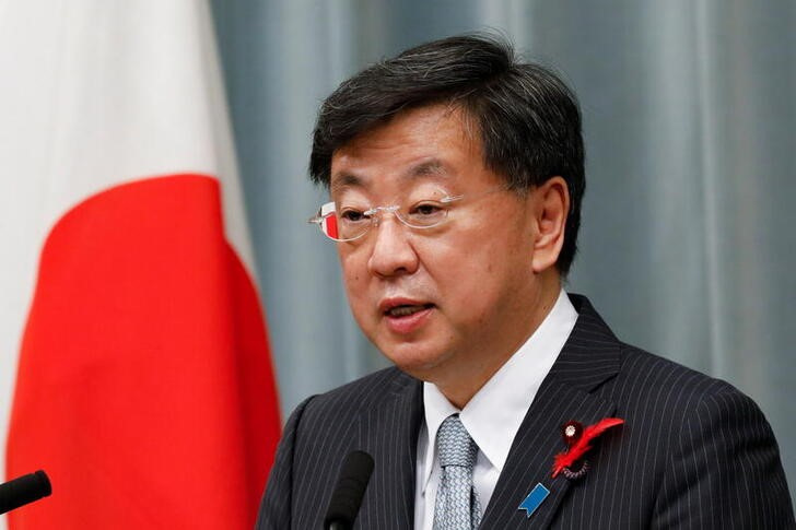 &copy; Reuters. 　１１月２７日午後、松野博一官房長官（写真）は会見で、北朝鮮による偵察衛星の打ち上げを議論する緊急の国連安全保障理事会の会合を２７日に開催する方向で調整中であると述べた。