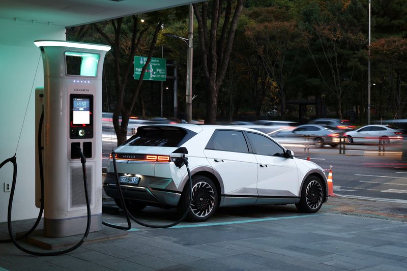 &copy; Reuters. A Hyundai Ioniq 5 electric vehicle is charged at Chaevi Stay Charging Station in Seoul, South Korea, October 18, 2023. REUTERS/Kim Hong-Ji/File Photo