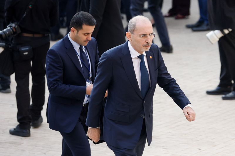 &copy; Reuters. FOTO DE ARCHIVO: El ministro jordano de Asuntos Exteriores, Ayman Safadi, llegando a la cumbre del Foro Regional de la Unión por el Mediterráneo, en Barcelona, España. 27 de noviembre de 2023. REUTERS/Albert Gea