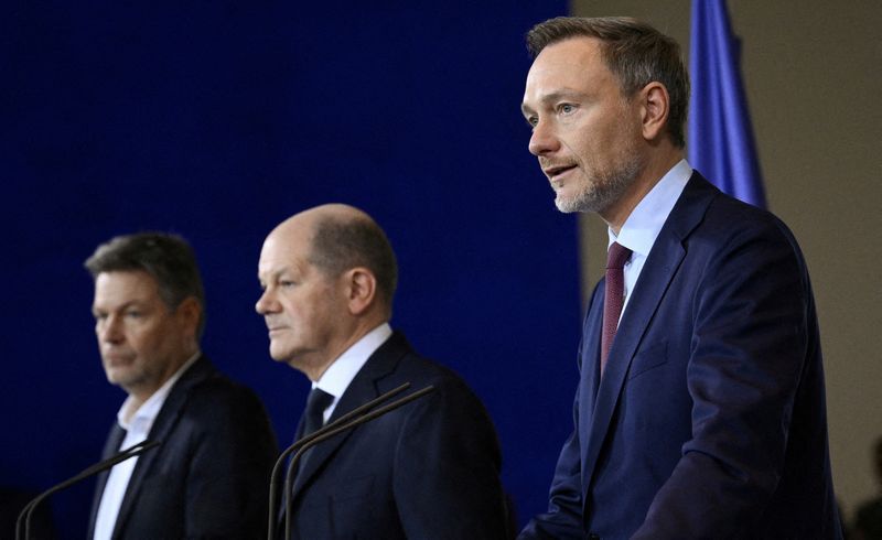 &copy; Reuters. FILE PHOTO: German Chancellor Olaf Scholz is flanked by Economy and Climate Minister Robert Habeck and Finance Minister Christian Lindner to comment on the ruling of Germany's Constitutional court that the government's re-location of 60 billion euros ($65