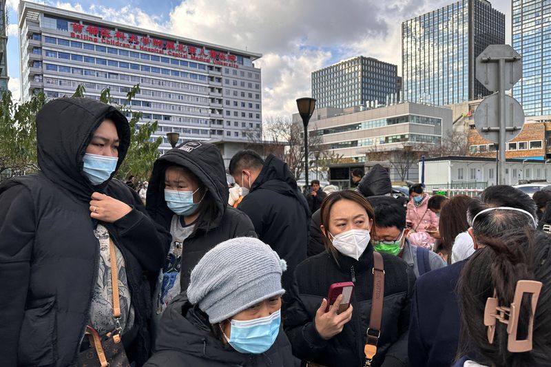 &copy; Reuters.   １１月２７日、 世界保健機関（ＷＨＯ）の幹部は、中国での呼吸器疾患の急増は新型コロナウイルス流行前ほどではないと述べ、新しい病原体も検出されていないと繰り返した。北京の小