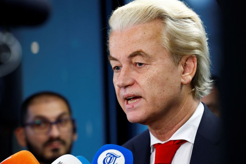 &copy; Reuters. Geert Wilders, homme politique néerlandais d'extrême droite et chef du parti PVV, lors d'une rencontre avec la presse alors que les principaux candidats des partis néerlandais se rencontrent pour la première fois après les élections pour entamer des