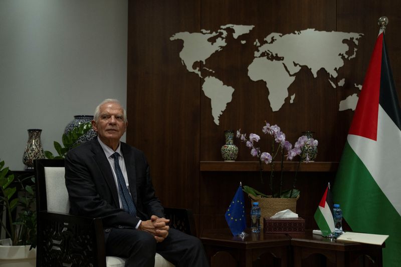 &copy; Reuters. L'Alto rappresentante per la politica estera dell'Unione Europea Josep Borrell durante un incontro con il primo ministro palestinese Mohammad Shtayyeh, nel suo ufficio nella città cisgiordana di Ramallah, 17 novembre 2023.     Nasser Nasser/Pool via REUT