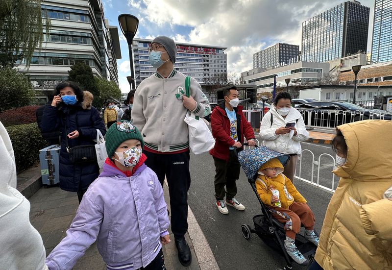&copy; Reuters. Personas y niños salen de un hospital infantil en Pekín, China. 27 de noviembre de 2023. REUTERS/Tingshu Wang