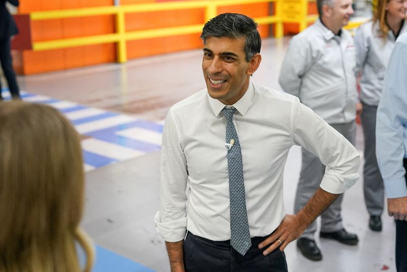 &copy; Reuters. FILE PHOTO: Britain's Prime Minister Rishi Sunak speaks to employees as he tours the car manufacturer, Nissan, in Sunderland, Britain, November 24, 2023.  Ian Forsyth/Pool via REUTERS/File Photo