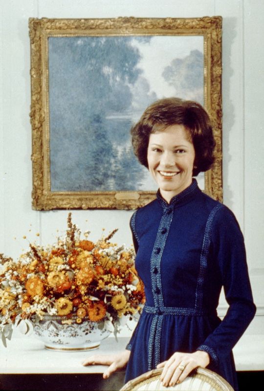 &copy; Reuters. FILE PHOTO: U.S. First Lady Rosalynn Carter poses for a half-length portrait in the White House, February 18, 1977.  Library of Congress/Official White House Photograph/Handout via REUTERS/File Photo