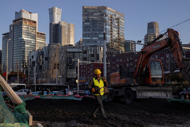 &copy; Reuters. FILE PHOTO: A worker walks across a construction site in the Central Business District, ahead of the opening of the National People's Congress (NPC) in Beijing, China, February 28, 2023. REUTERS/Thomas Peter/File Photo