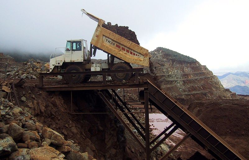 &copy; Reuters. Un camion de 50 tonnes décharge le minerai de la mine de nickel de Ouaco, en Nouvelle-Calédonie. /Photo prise le 2 juillet 2001/REUTERS/DG/PB