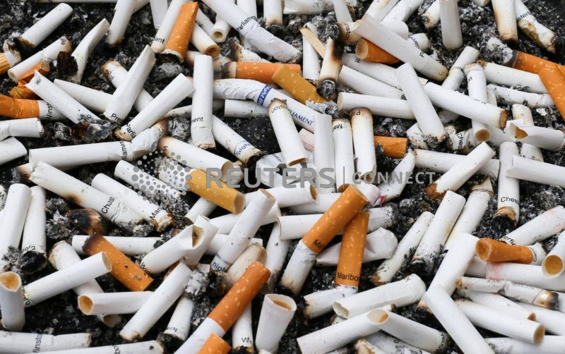 &copy; Reuters. FOTO DE ARCHIVO: Colillas de cigarrillos se ven en un cenicero en Ankara, Turquía. 13 de mayo 2023. REUTERS/Yves Herman