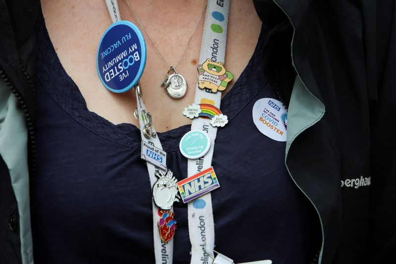 © Reuters. FILE PHOTO: The lanyard of a health worker on a picket line is pictured as junior and senior doctors in England take part in a joint strike action for the first time, outside St Thomas’s Hospital in London, Britain September 20, 2023. REUTERS/Susannah Ireland/File Photo 
