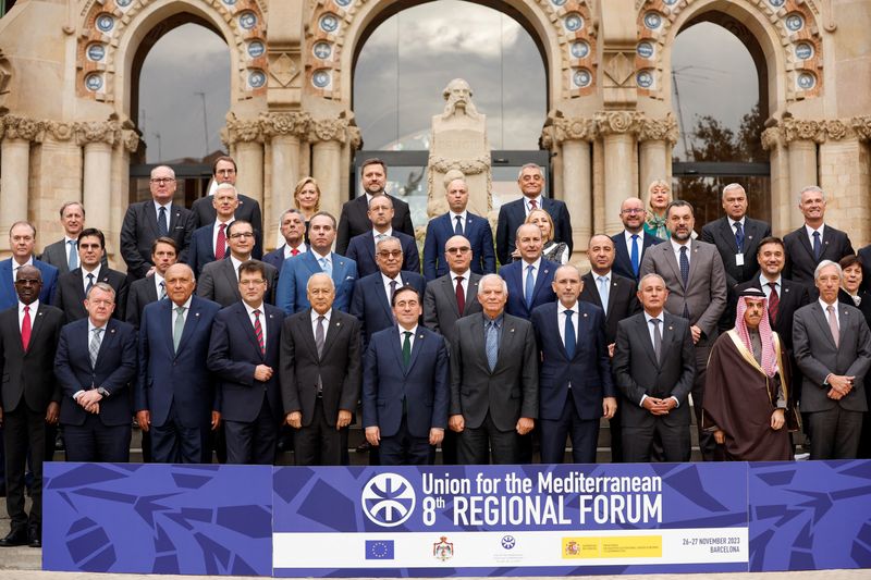 © Reuters. مسؤول السياسة الخارجية بالاتحاد الأوروبي جوزيب بوريل ووزراء آخرون يقفون لالتقاط صورة جماعية خلال قمة منتدى الاتحاد من أجل المتوسط في برشلونة يوم الاثنين. تصوير: ألبرت خيا - رويترز.
