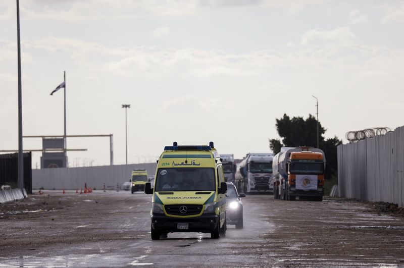 &copy; Reuters. Ambulâncias cruzam do Egito para Faixa de Gaza
 27/11/2023    REUTERS/Amr Abdallah Dalsh