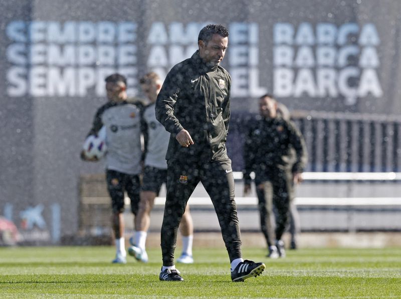 &copy; Reuters. تشابي هرنانديز مدرب برشلونة خلال تدريب الفريق في برشلونة يوم الثالث من نوفمبر تشرين الثاني 2023. تصوير: ألبرت خيا - رويترز.