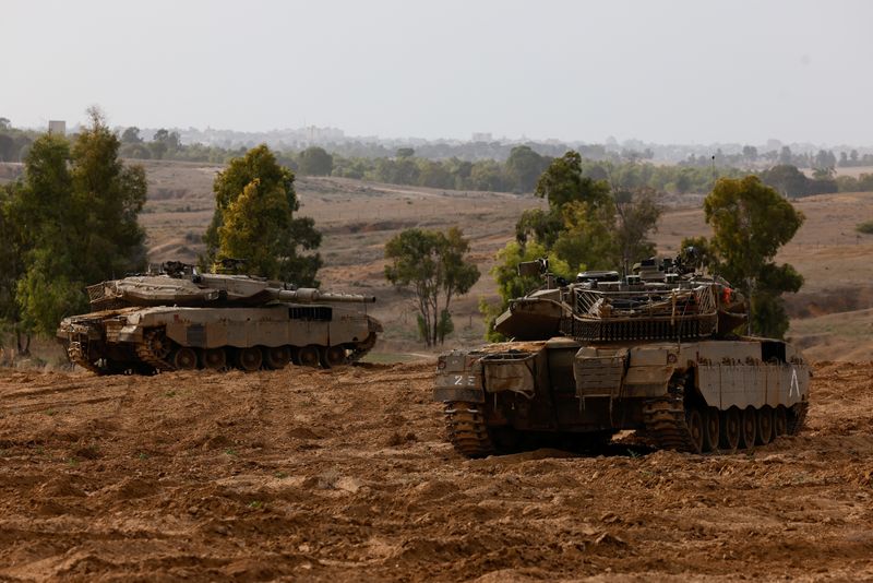 &copy; Reuters. دبابات إسرائيلية تأخذ مواقعها بالقرب من الحدود مع غزة يوم 22 نوفمبر تشرين الثاني 2023. تصوير: عامير كوهين - رويترز.