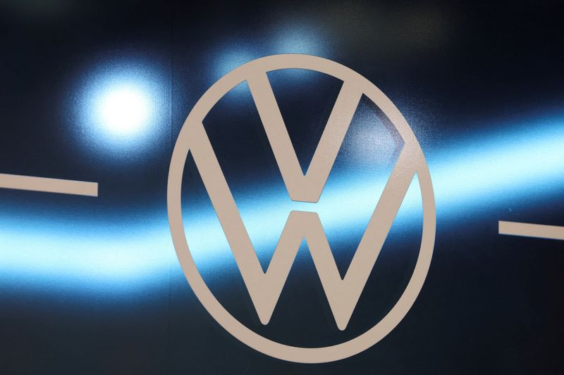 &copy; Reuters. Il logo Volkswagen al New York International Auto Show, a Manhattan, New York, Stati Uniti, 5 aprile 2023. REUTERS/Andrew Kelly/File Photo