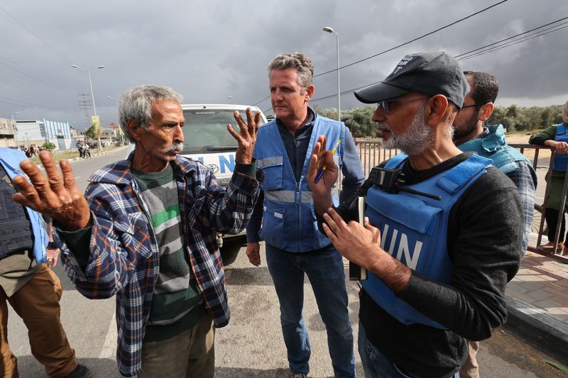 &copy; Reuters. Thomas White (centro), director de la UNRWA para Gaza, participa en la llegada de ayuda humanitaria a Gaza. 27 noviembre 2023. REUTERS/Ibraheem Abu Mustafa