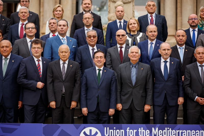 &copy; Reuters. Ministros posam para foto oficial da cúpula da União pelo Mediterrâneo, em Barcelona
27/11/2023
REUTERS/Albert Gea