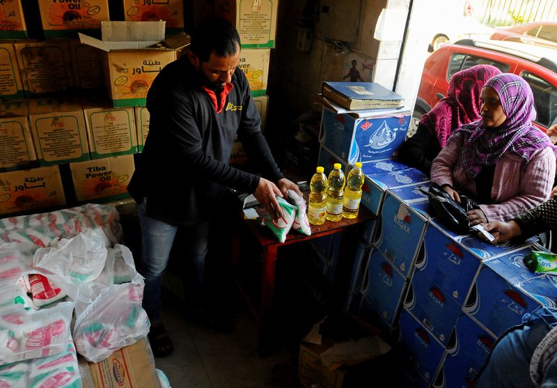 &copy; Reuters. مصريون يتجمعون لشراء سكر وزيب مدعم ي القاهرة بصورة من أرشيف رويترز.