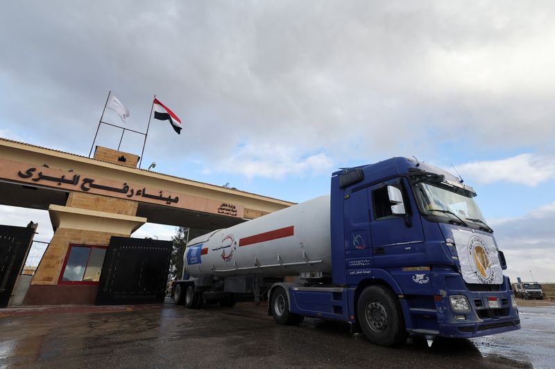 &copy; Reuters. Un caminón con ayuda humanitaria de la ONU entra aa Egipto desde Gaza por el paso fronterizo de Rafah. 27 noviembre 2023. REUTERS/Amr Abdallah Dalsh