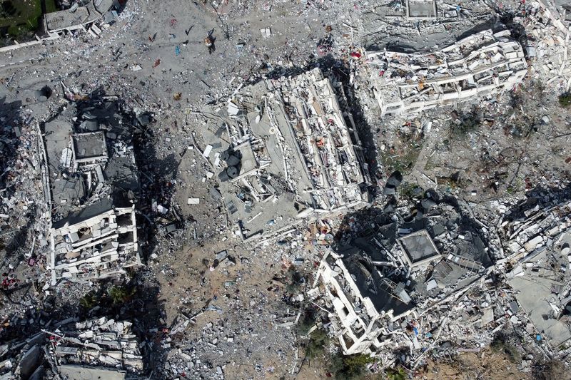 &copy; Reuters. Residential buildings, destroyed in Israeli strikes during the conflict, lie in ruin, amid a temporary truce between Israel and the Palestinian Islamist group Hamas, in southern Gaza City November 26, 2023. REUTERS/Bassam Masoud