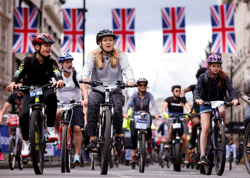 &copy; Reuters. سائقو دراجات يقودون دراجاتهم في ميدان بيكاديلي خلال المشاركة في مهرجان "رايد لندن" في لندن بصورة من أرشيف رويترز.