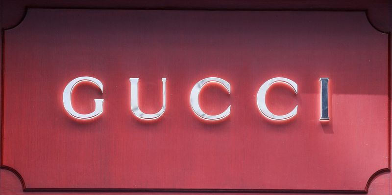 &copy; Reuters. FILE PHOTO: A Gucci sign is seen outside a shop in Rome, April 20, 2023. REUTERS/Remo Casilli/File Photo