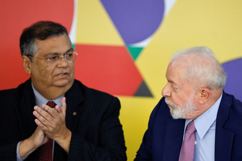 &copy; Reuters. Brazil's president Luiz Inacio Lula da Silva and Brazil's Minister of Justice Flavio Dino look at each other during a press conference at the Planalto Palace in Brasilia, Brazil, November 1, 2023. REUTERS/Adriano Machado/File Photo