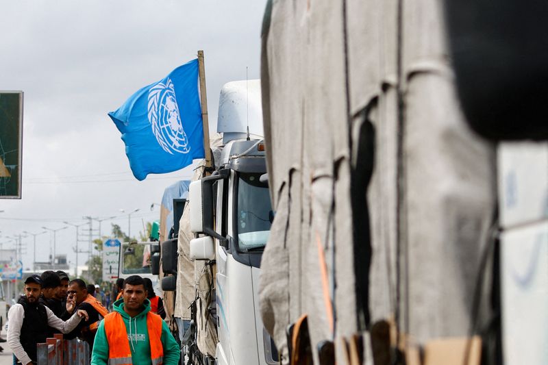 © Reuters. علم الأمم المتحدة أعلى شاحنة تحمل مساعدات في انتظار التوجه إلى شمال غزة خلال هدنة مؤقتة بين حركة حماس وإسرائيل، بوسط قطاع غزة يوم الاثنين. تصوير: إبراهيم أبو مصطفى - رويترز.