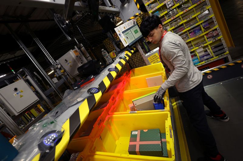 © Reuters. A worker sorts products during Cyber Monday at the Amazon's fulfillment center in Robbinsville, New Jersey, U.S., November 27, 2023. REUTERS/Mike Segar