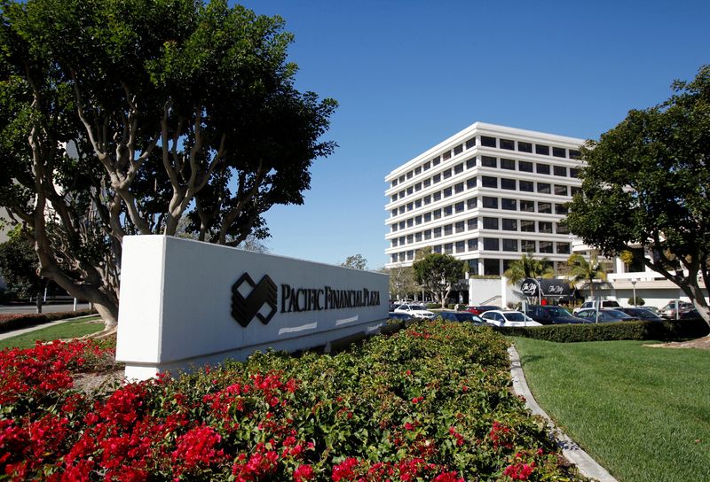 &copy; Reuters. FILE PHOTO: The headquarters of investment firm PIMCO is shown in this photo taken in Newport Beach, California January 26, 2012.  REUTERS/Lori Shepler/File Photo