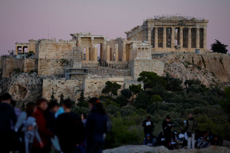 &copy; Reuters. Foreign students take notes while visiting the Pnyx hill, opposite the Acropolis archaeological site in Athens, Greece, November 27, 2023. REUTERS/Louisa Gouliamaki