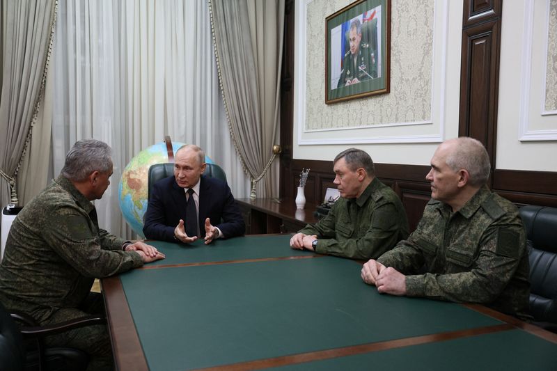 &copy; Reuters. O presidente da Rússia, Vladimir Putin, reúne-se com o ministro da Defesa, Sergei Shoigu, o chefe do Estado-Maior General, Valery Gerasimov, e o chefe da Diretoria Operacional Principal do Estado-Maior General das Forças Armadas, Sergei Rudskoi,  em Ro