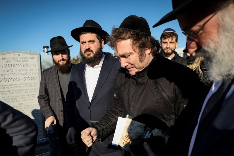 © Reuters. Argentine President-elect Javier Milei visits the resting place of the Lubavitcher Rebbe, Rabbi Menachem M. Schneerson at the Old Montefiore Cemetery in the Queens borough of New York City, U.S., November 27, 2023.  REUTERS/Brendan McDermid   