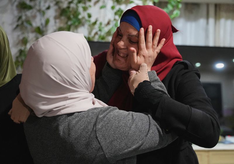 &copy; Reuters. الأسيرة الفلسطينية المحررة إسراء الجعابيص تحتضن إحدى قريباتها لدى عودتها إلى منزلها عقب إطلاق سراحها يوم الأحد ضمن اتفاق للتبادل بين إسرائ