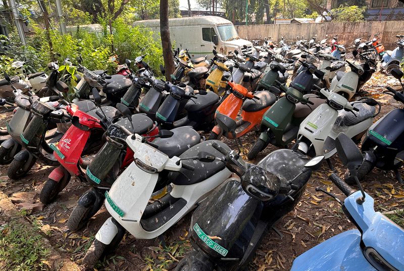© Reuters. Ola electric scooters are seen outside the Ola Electric Service Centre, in Thane on the outskirts of Mumbai, India, October 25, 2023. REUTERS/Francis Mascarenhas