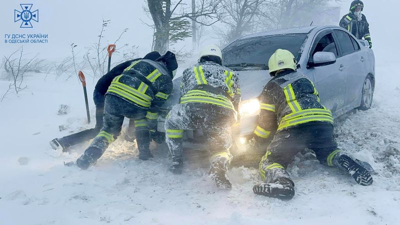 &copy; Reuters. رجال الإنقاذ يحاولون إخراج سيارة عالقة في الثلوج المتراكمة جراء هبوب عاصفة ثلجية على منطقة أوديسا بأوكرانيا يوم الثلاثاء في صورة حصلت عليه