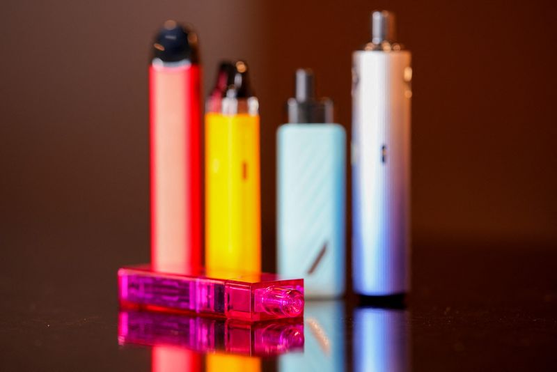 &copy; Reuters. FILE PHOTO: Vape pens are pictured on a counter at a vape store, in Melbourne, Australia, May 2, 2023.  REUTERS/Sandra Sanders/File Photo