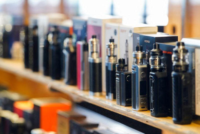 © Reuters. FILE PHOTO: Vape pens stand in a display cabinet at a vape store, in Melbourne, Australia, May 2, 2023. REUTERS/Sandra Sanders/File Photo