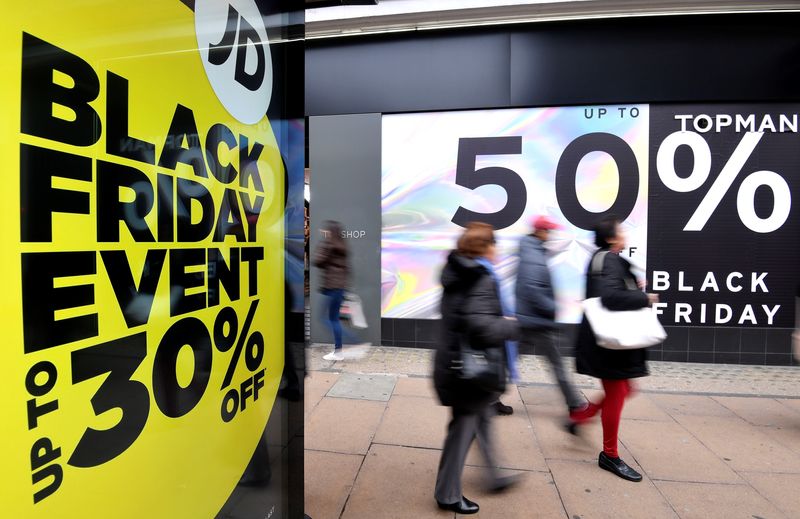 &copy; Reuters. 　英国で２４日のブラックフライデーにカード取引量と実店舗の客数がともに前年実績を小幅に下回った。写真はロンドンで２０１８年１１月撮影（２０２３年　ロイター/Toby Melville）