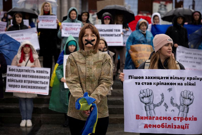 &copy; Reuters. Antonina Danylevych, whose husband Oleksandr has been fighting against Russia’s invasion on Ukraine since March 2022, attends a protest in Kyiv calling for an end to open-ended military service, November 12, 2023.    REUTERS/Thomas Peter