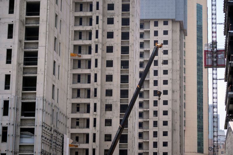 &copy; Reuters. A crane is seen amid residential buildings under construction in Shanghai, China July 20, 2022. REUTERS/Aly Song/File Photo
